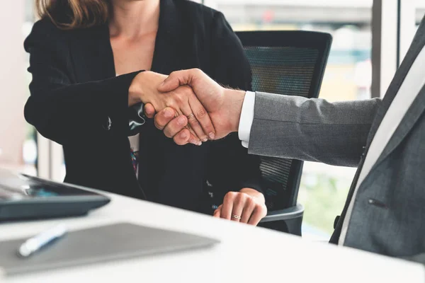 Zakenman handdruk zakenvrouw in functie. — Stockfoto