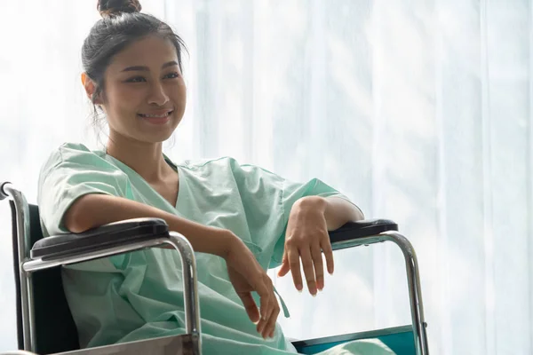 Paziente felice seduto sulla sedia a rotelle in ospedale. Sanità medicac — Foto Stock