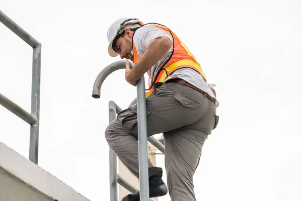 Ung man arbetare eller ingenjör klätterstege. — Stockfoto