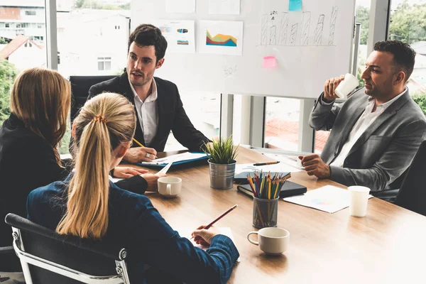 Gente de negocios en reunión de grupo en la oficina. — Foto de Stock