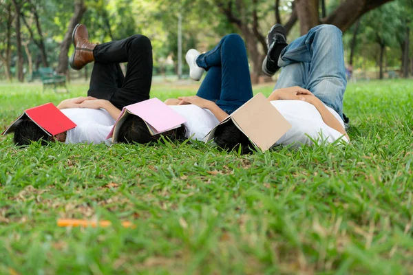 Estudiantes Graciosos Durmiendo Con Libros Cubriéndose Cara Concepto Perezoso Relajación — Foto de Stock