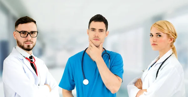 Médico Profesional Que Trabaja Consultorio Clínica Hospitalaria Con Otros Médicos — Foto de Stock