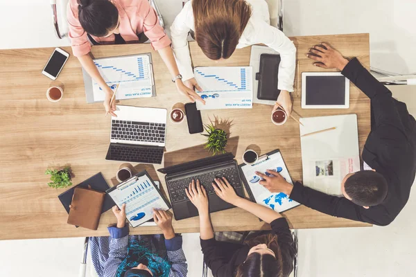 Gente de negocios en reunión de grupo en la oficina. — Foto de Stock