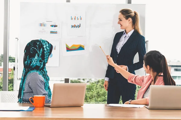 Gruppo di lavoro multiculturale in riunione di lavoro di gruppo. — Foto Stock