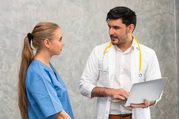 Médico y enfermera trabajando con computadora portátil . — Foto de Stock