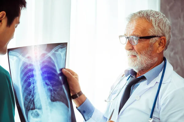 Médico Edad Avanzada Que Mira Radiografía Lesión Torácica Del Paciente — Foto de Stock