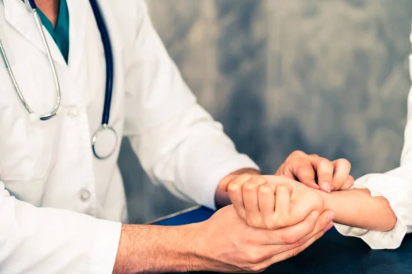 Junge Ärztin untersucht Patientin im Krankenhaus. — Stockfoto