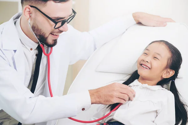 Médico examinando pequeño niño feliz en el hospital . — Foto de Stock
