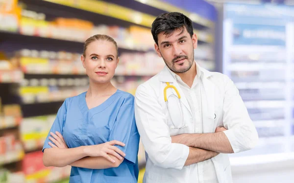 Lékaři v nemocnici pracující s jiným doktorem. — Stock fotografie