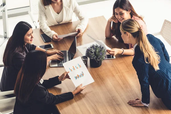 Bizneswoman in Meeting, Laptop Komputer na stole — Zdjęcie stockowe