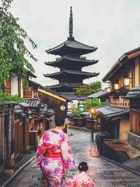 Viajante no distrito de Higashiyama, Kyoto, Japão — Fotografia de Stock