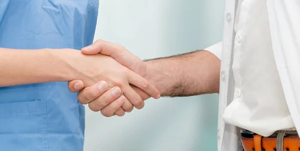 Médico en el hospital apretón de manos con otro médico . —  Fotos de Stock