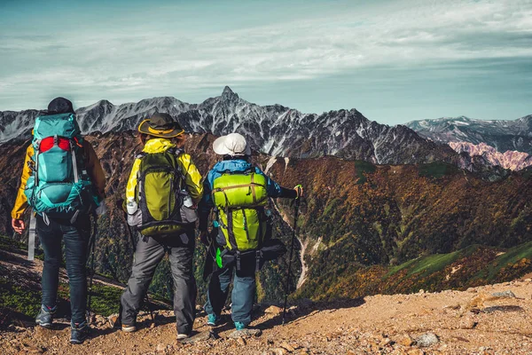 Yürüyüşçü Japonya'da dağda trekking etkinliği yapmak.