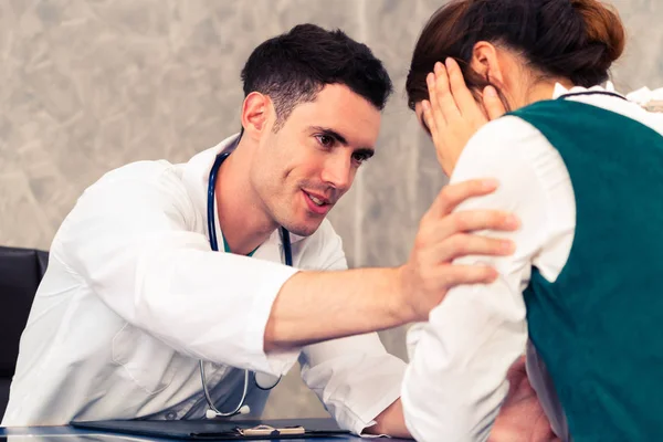 병원 사무실에서 환자를 검사하는 젊은 의사. — 스톡 사진
