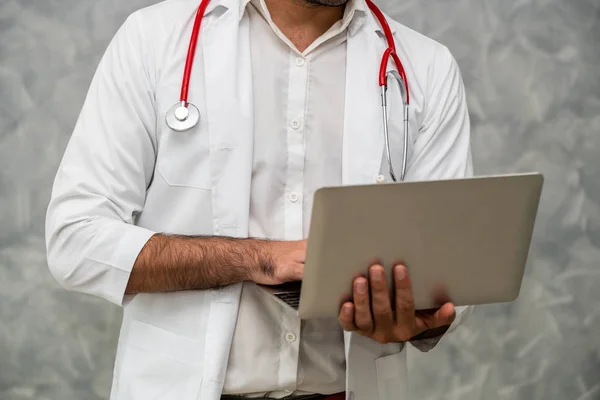Az orvos laptopot használ a kórházban.. — Stock Fotó