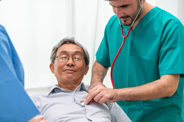 Doktor ekibi kıdemli yetişkin hasta bakımı.