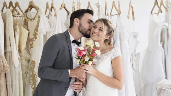 Gelin ve damat gelinlik töreni hazırlamak.