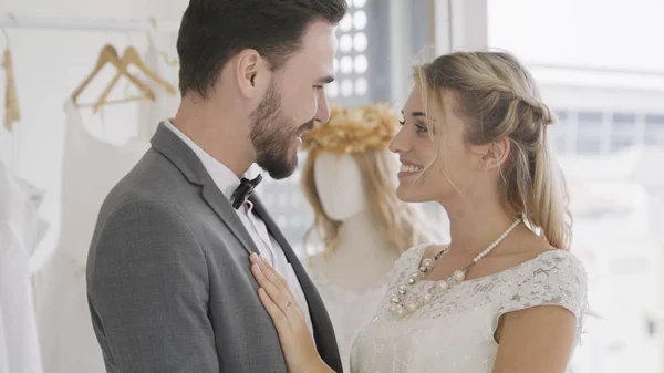 Novia y novio en la ceremonia de preparación de vestido de novia . — Foto de Stock