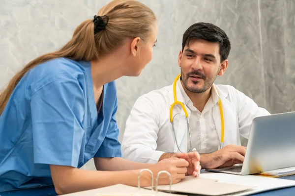 Médico y enfermera trabajando con computadora portátil . — Foto de Stock