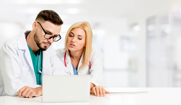 Médicos que trabalham com computador portátil no hospital . — Fotografia de Stock