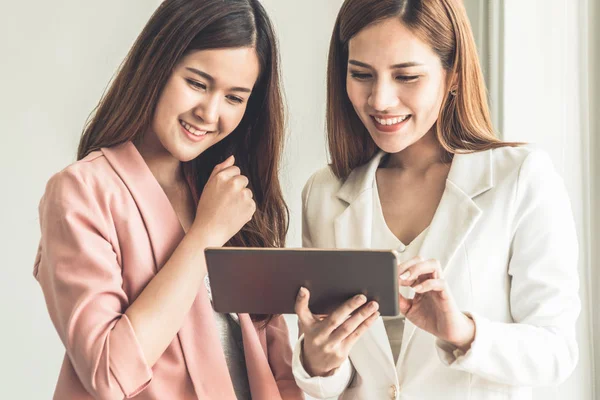 Ofiste tablet bilgisayar kullanan iş kadınları.