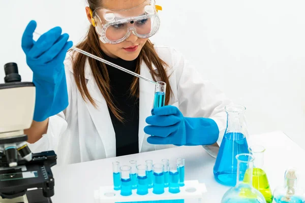 Kimyager laboratuvarında çalışan kadın bilim adamı.