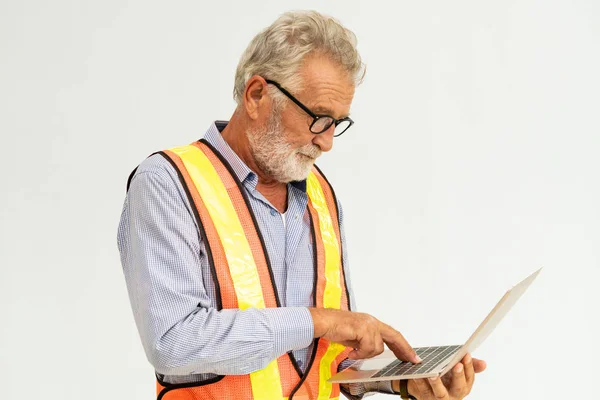 Senior capataz o ingeniero utilizando ordenador portátil . — Foto de Stock