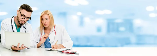 Médicos que trabajan con computadora portátil en el hospital . —  Fotos de Stock