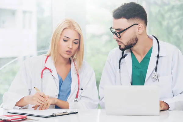 Dos médicos socio trabaja en el consultorio en el hospital . — Foto de Stock