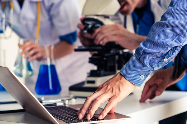 Grupo de cientistas que trabalham em laboratório químico . — Fotografia de Stock