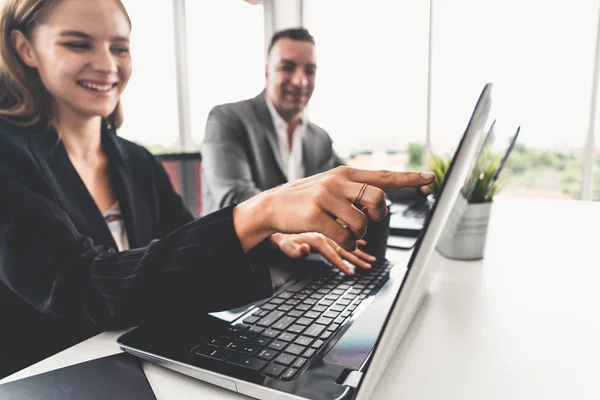 Homme d'affaires et femme d'affaires travaillant dans le bureau. — Photo