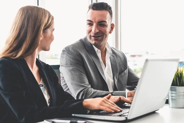 Affärsman och affärskvinna som arbetar på kontoret. — Stockfoto