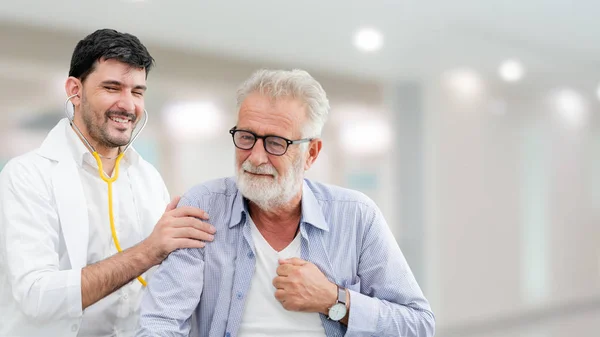 Doktor hastane ofisinde hasta sağlığını kontrol. — Stok fotoğraf