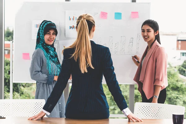 Grupo de trabajo multicultural en la reunión de trabajo en equipo. —  Fotos de Stock