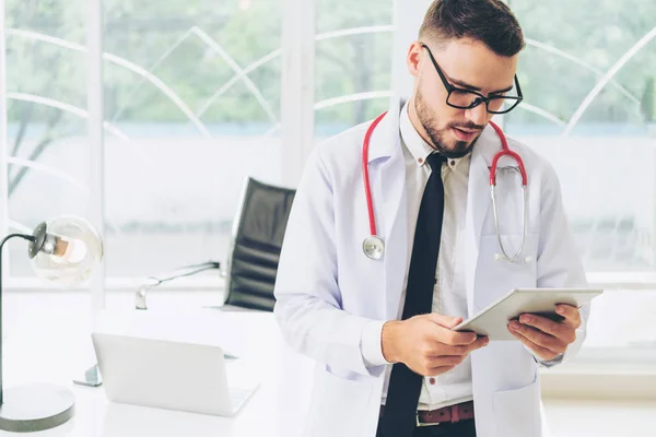 Médico trabajando en tableta en el hospital . — Foto de Stock