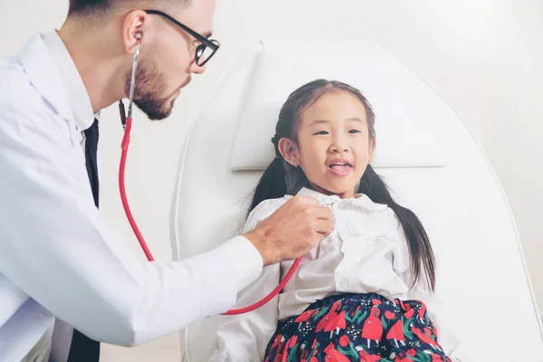 Médico examinando pequeño niño feliz en el hospital . — Foto de Stock