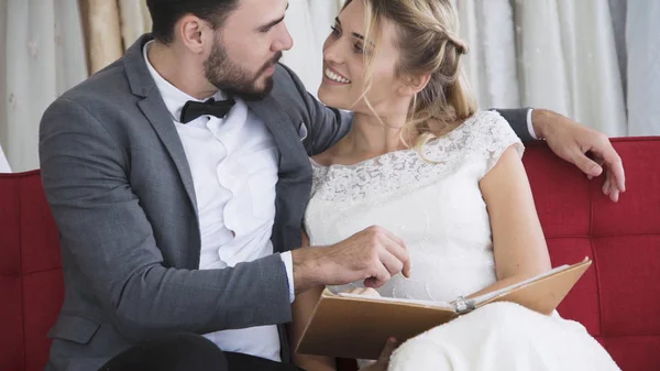 Noiva e noivo no vestido de noiva preparar cerimônia . — Fotografia de Stock