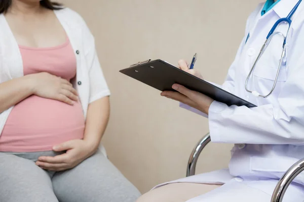 Gravid kvinna och gynekolog doktor vid sjukhuset — Stockfoto