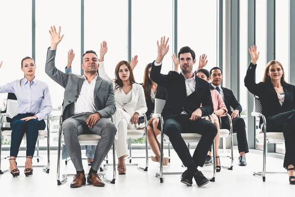 Zakenvrouwen en zakenlieden in groepsvergadering. — Stockfoto