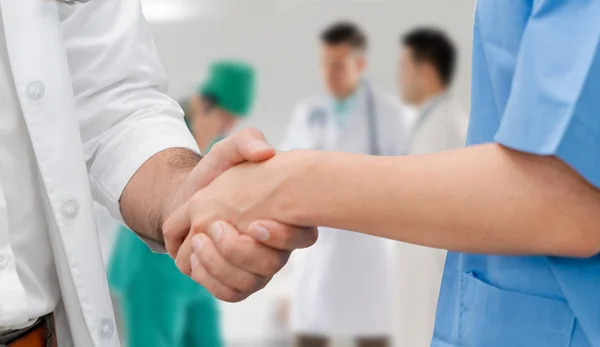 医生在医院与另一名医生握手. — 图库照片