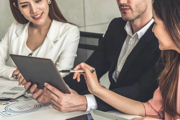 Empresarios y empresarias que trabajan en el cargo. — Foto de Stock