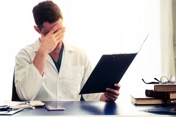 Arzt arbeitet im Krankenhausbüro. — Stockfoto