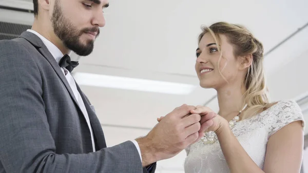 Bride and groom in wedding dress prepare ceremony. — Stock Photo, Image