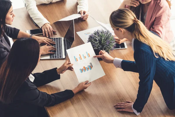 Toplantıdaki İş Kadınları, Masadaki Laptop Bilgisayarı