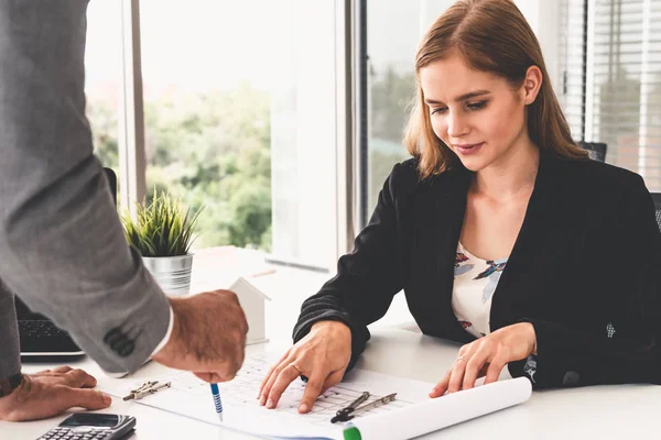 Architekt und Ingenieur arbeiten mit Zeichnung. — Stockfoto