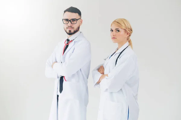 Οι γιατροί με αυτοπεποίθηση στέκονται με σταυρωμένα χέρια. — Φωτογραφία Αρχείου