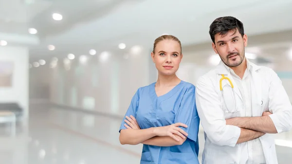 Läkare på sjukhus som arbetar med en annan läkare. — Stockfoto
