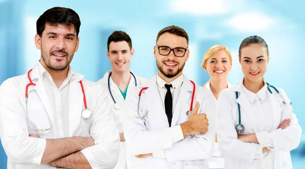 Professionell Läkare Som Arbetar Sjukhus Eller Klinik Med Andra Läkare — Stockfoto