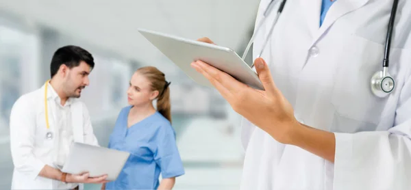 Professioneller Arzt Der Krankenhausbüro Oder Klinik Mit Anderen Ärzten Krankenschwestern — Stockfoto