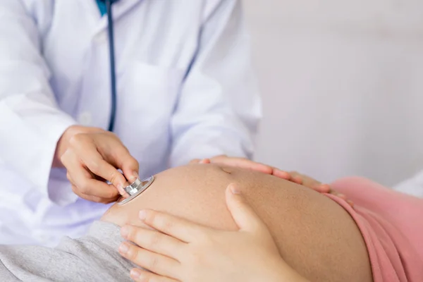 Mulher Grávida e Ginecologista Médica do Hospital — Fotografia de Stock